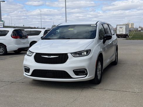 New 2026 Chrysler Pacifica Select image 16