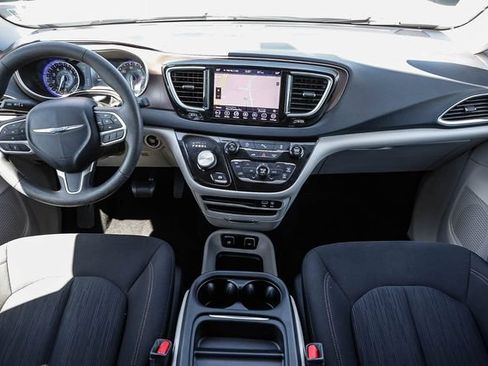 Used 2018 Chrysler Pacifica Touring Plus w/ Tire & Wheel Group FWD image 12