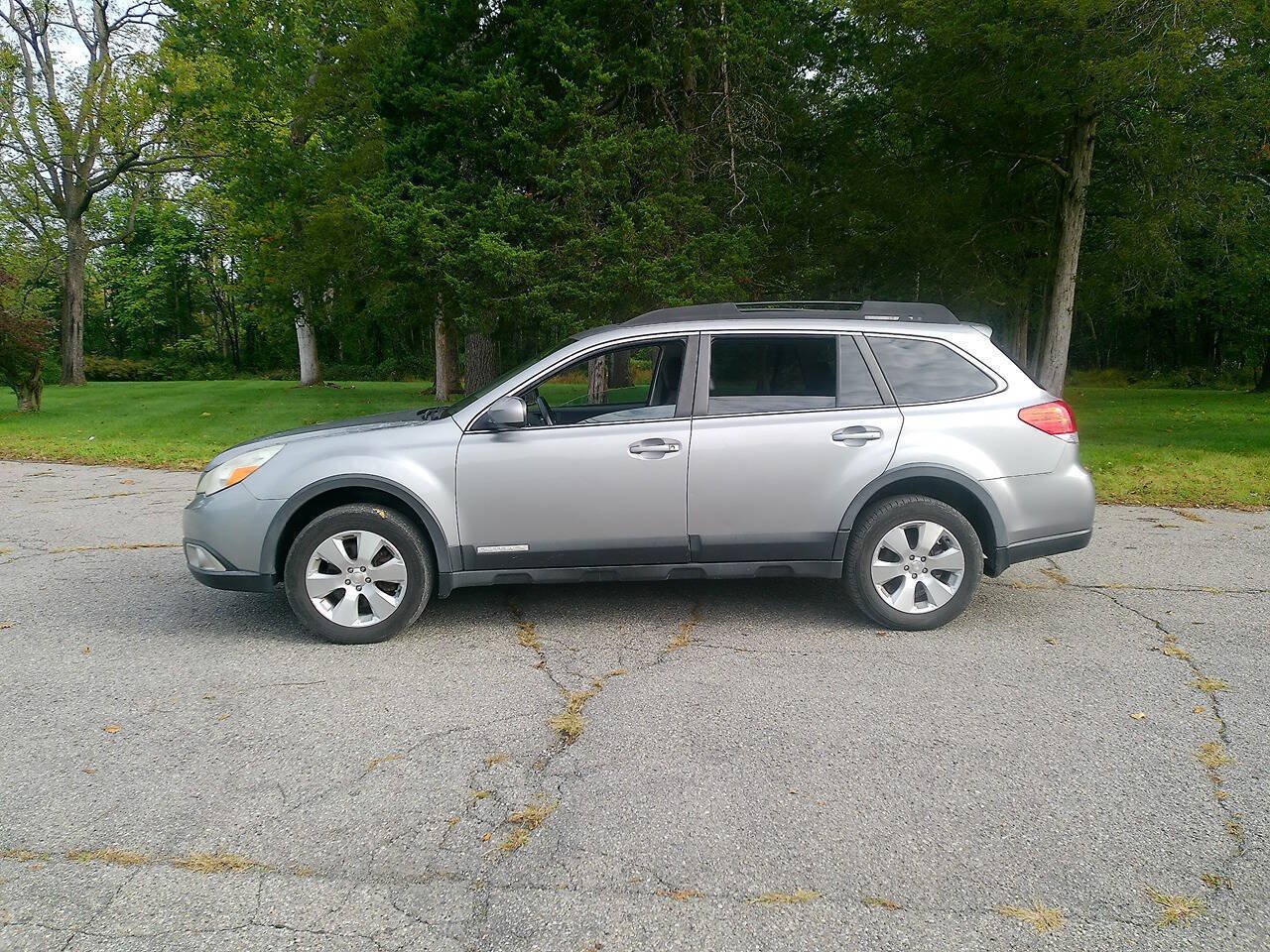Used 2011 Subaru Outback 3.6R Limited w/ PWR Moonroof Pkg AWD/4WD image 4