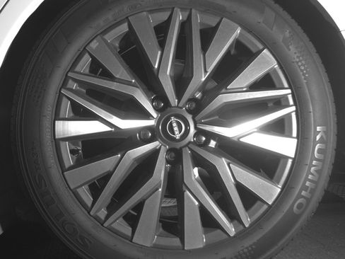 Used 2025 Nissan Altima 2.5 SV FWD image 14