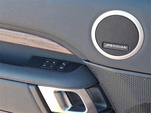 Used 2020 Land Rover Discovery HSE image 23