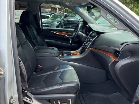 Used 2015 Cadillac Escalade Luxury AWD/4WD image 6