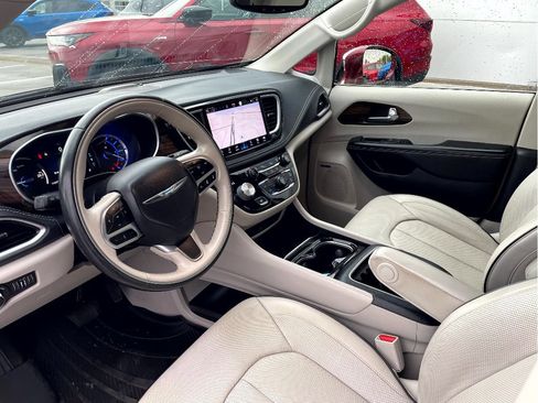 Used 2021 Chrysler Pacifica Limited w/ Uconnect Theater Family Group FWD image 12