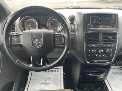 Used 2018 Dodge Grand Caravan SE FWD image 25