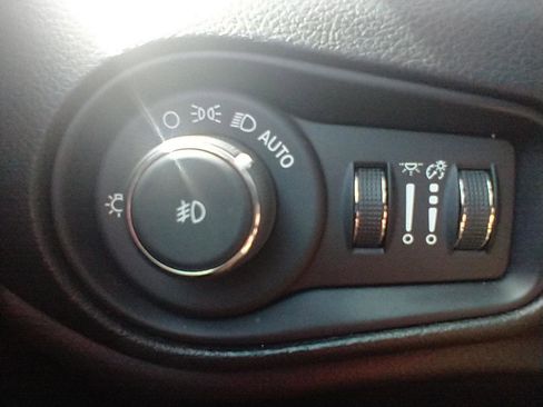 Used 2020 Jeep Renegade Latitude w/ Cold Weather Group image 19