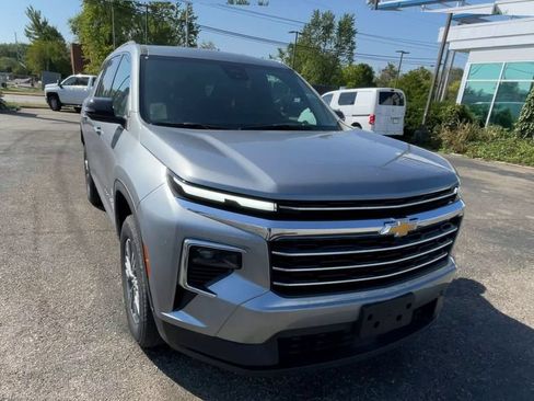 Used 2025 Chevrolet Traverse LT FWD image 4