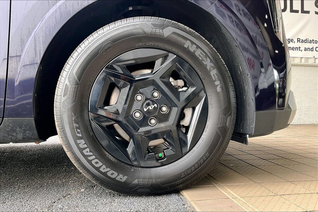 Used 2026 Kia Carnival FWD image 34