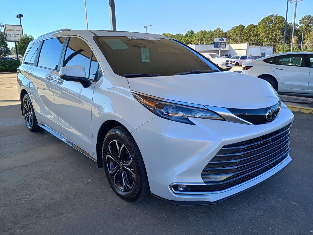 Used 2026 Toyota Sienna Platinum AWD/4WD image 8