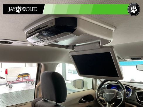 Used 2020 Chrysler Pacifica Touring FWD image 20