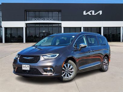 Used 2021 Chrysler Pacifica Limited w/ Uconnect Theater Family Group