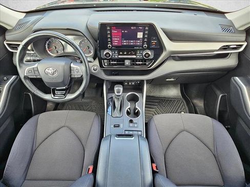 Used 2021 Toyota Highlander LE FWD image 17