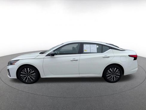 Used 2025 Nissan Altima 2.5 SV FWD image 7