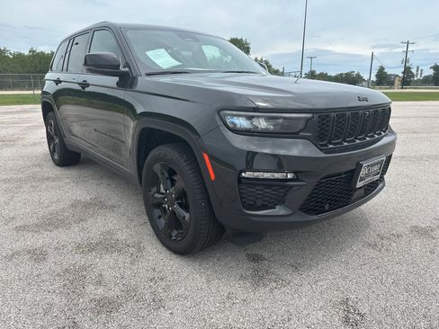 Used 2024 Jeep Grand Cherokee Limited w/ Luxury Tech Group II AWD/4WD image 7