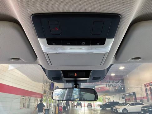Used 2025 Nissan Rogue SV FWD image 16