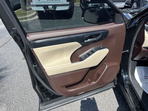 Used 2021 Toyota Highlander XLE AWD/4WD image 14