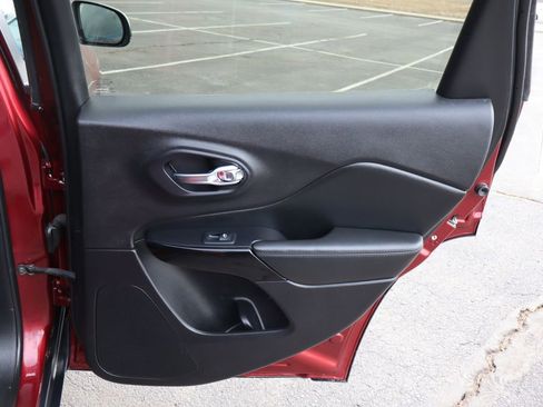 Used 2020 Jeep Cherokee Latitude Plus image 25