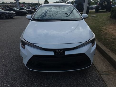 Used 2025 Toyota Corolla LE w/ Convenience Package image 5