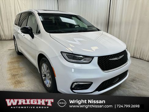 Used 2026 Chrysler Pacifica Limited FWD image 1