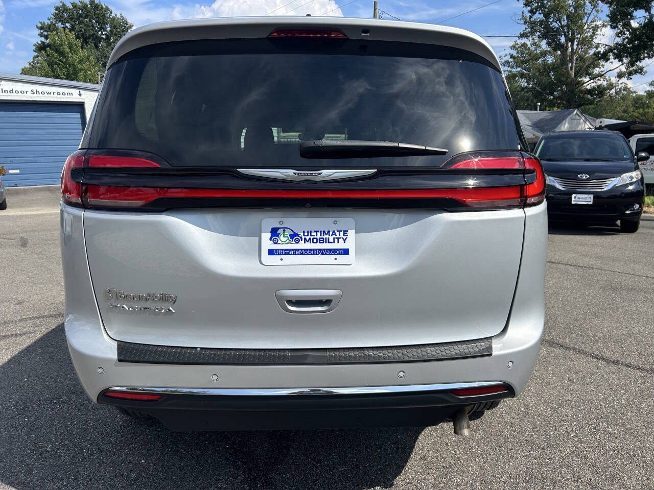 Used 2024 Chrysler Pacifica Touring-L FWD image 7