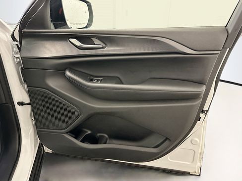 Used 2023 Jeep Grand Cherokee Altitude image 34