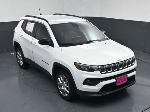 Used 2022 Jeep Compass Latitude AWD/4WD image 16