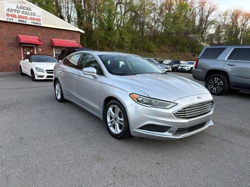 Used 2018 Ford Fusion SE w/ Fusion SE Technology Package image 3