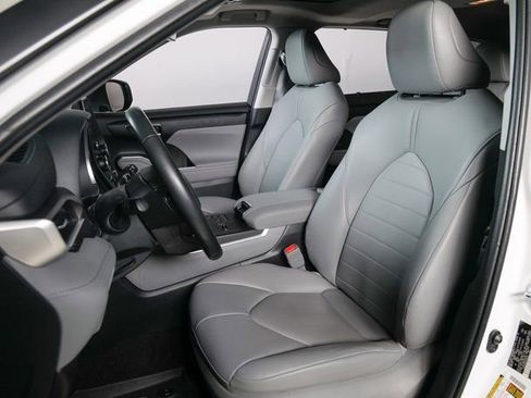 Used 2023 Toyota Highlander XLE image 10