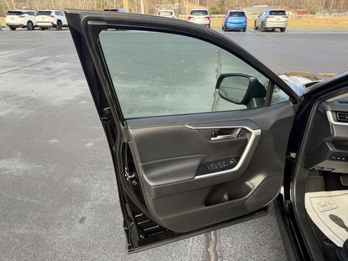 Used 2021 Toyota RAV4 XLE Premium image 18