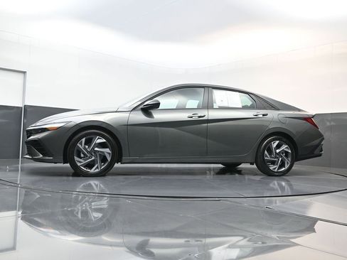 Certified 2025 Hyundai Elantra Sport FWD image 28