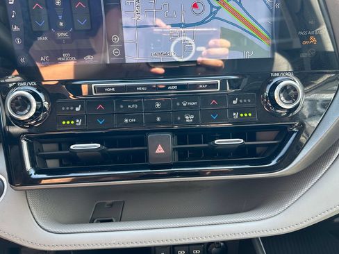 Certified 2021 Toyota Highlander Limited AWD/4WD image 30