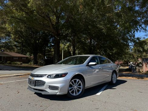 Used 2018 Chevrolet Malibu LT FWD image 2