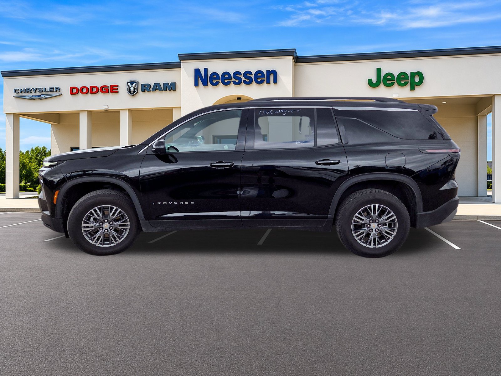 Used 2026 Chevrolet Traverse LT w/ Driver Confidence Package FWD image 4