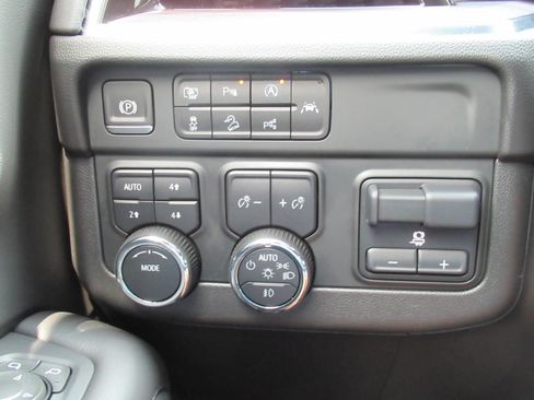 Used 2025 Chevrolet Suburban Z71 w/ Comfort Package AWD/4WD image 23