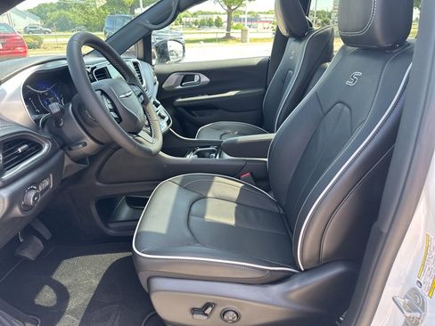 New 2025 Chrysler Pacifica Limited w/ Uconnect Theater Family Group image 60