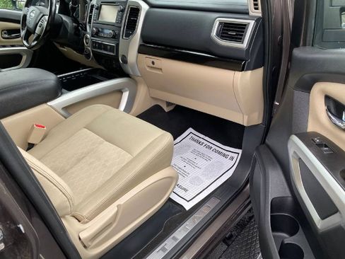 Used 2018 Nissan Titan SV w/ SV Convenience Package image 12