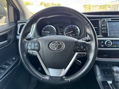 Used 2017 Toyota Highlander XLE AWD/4WD image 19