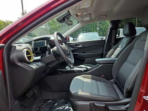 Used 2025 Chevrolet Trax LT w/ Driver Confidence Package FWD image 13