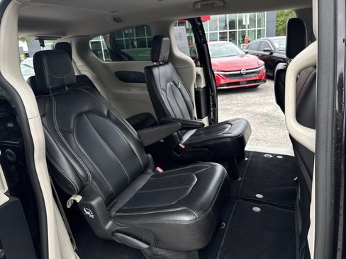 Used 2023 Chrysler Pacifica Touring-L FWD image 39
