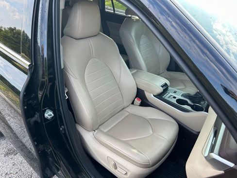 Used 2021 Toyota Highlander XLE FWD image 16