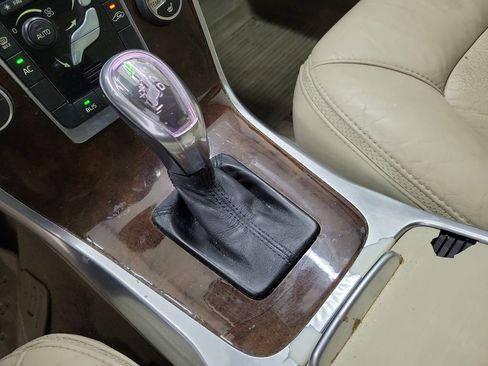 Used 2013 Volvo XC70 3.2 image 29