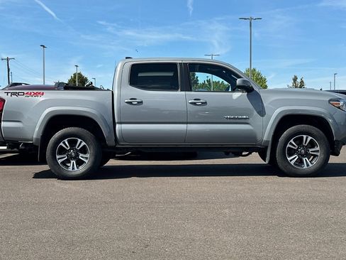 Used 2018 Toyota Tacoma TRD Sport AWD/4WD image 3