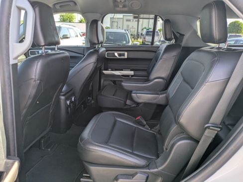 Used 2022 Ford Explorer XLT w/ Equipment Group 202A RWD image 12