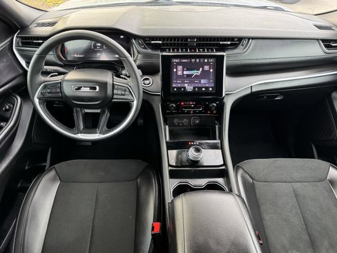 Used 2025 Jeep Grand Cherokee Altitude image 13