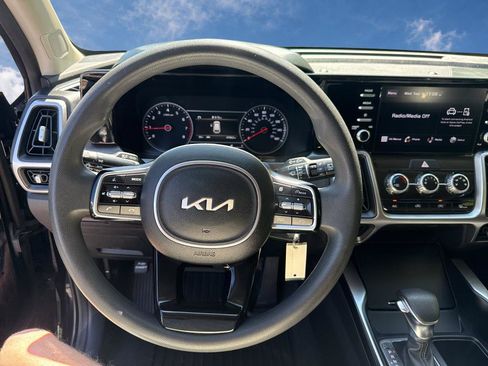 Used 2023 Kia Sorento LX FWD image 8