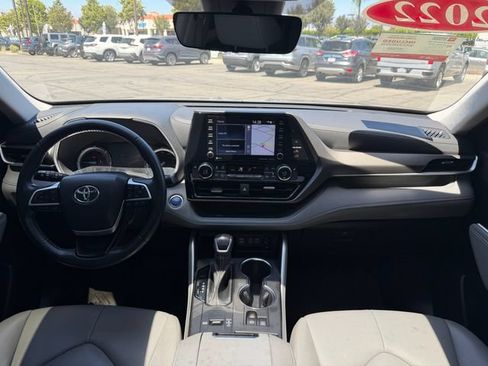 Used 2022 Toyota Highlander XLE FWD image 18