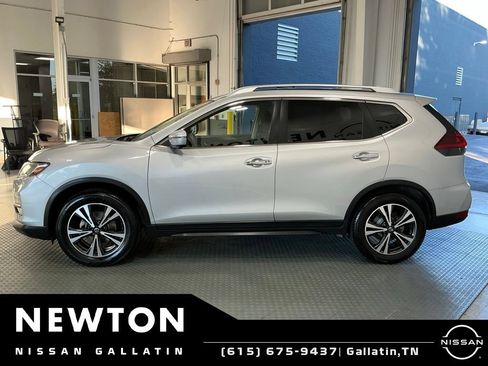 Used 2019 Nissan Rogue SV w/ Sun & Sound Touring Package FWD image 3