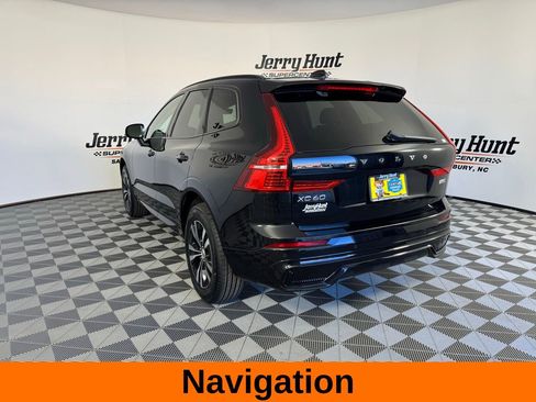Used 2024 Volvo XC60 B5 Core image 8