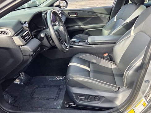 Used 2025 Toyota Camry SE image 5