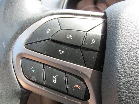 Used 2019 Jeep Cherokee Latitude w/ Cold Weather Group AWD/4WD image 17