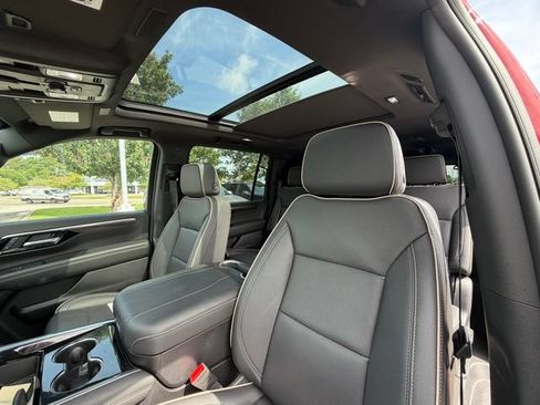 Used 2025 Chevrolet Suburban Premier w/ Sun And Tow Package AWD/4WD image 10